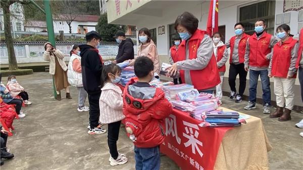 市城投集團(tuán)開展“黨建引領(lǐng)學(xué)雷鋒，志愿服務(wù)展風(fēng)采”送溫暖活動(dòng)